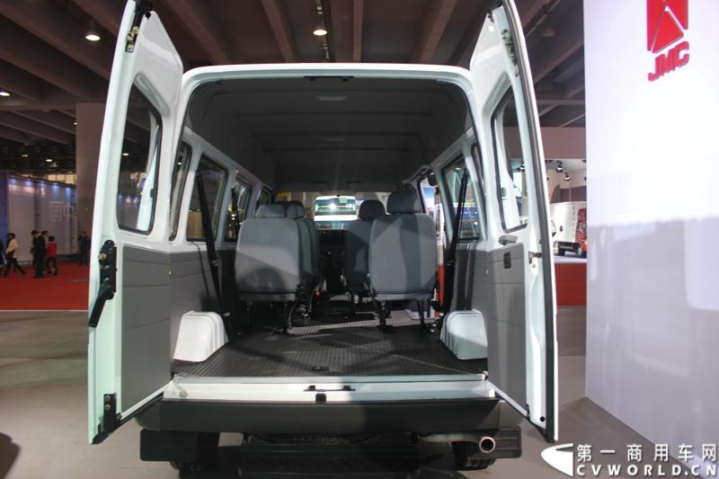 广州车展探馆之福特全顺篇。图为福特经典全顺柴油版