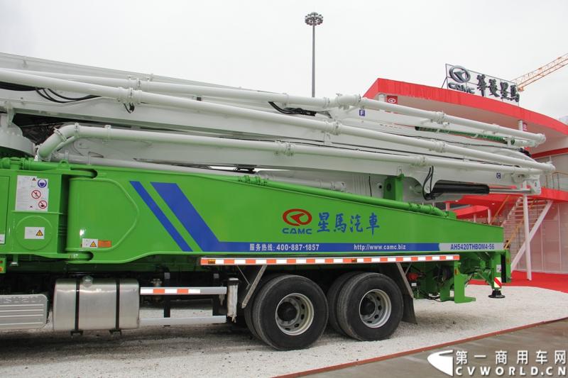 2014年11月25日，2014中国国际工程机械、建材机械、工程车辆及设备博览会（上海宝马展）在上海浦东新国际博览中心开幕，吸引了全球40多个国家的3000余家展商参展，展示数万个最新产品设备。华菱星马携旗下重卡、核心零部件和专用车等全系列产品亮相，并在展台现场召开了新闻发布会。图为采用五十铃CYH4340底盘改装的星马泵车 