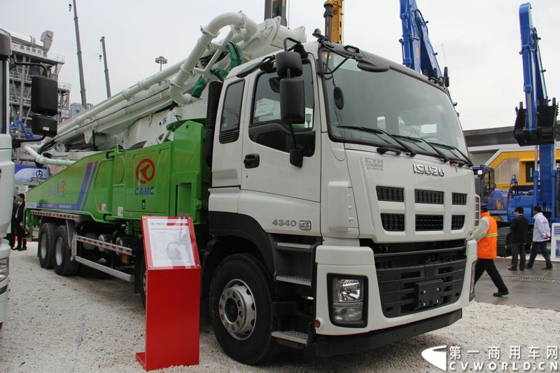 2014年11月25日，2014中国国际工程机械、建材机械、工程车辆及设备博览会（上海宝马展）在上海浦东新国际博览中心开幕，吸引了全球40多个国家的3000余家展商参展，展示数万个最新产品设备。华菱星马携旗下重卡、核心零部件和专用车等全系列产品亮相，并在展台现场召开了新闻发布会。图为采用五十铃CYH4340底盘改装的星马泵车 
