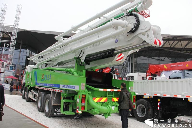 2014年11月25日，2014中国国际工程机械、建材机械、工程车辆及设备博览会（上海宝马展）在上海浦东新国际博览中心开幕，吸引了全球40多个国家的3000余家展商参展，展示数万个最新产品设备。华菱星马携旗下重卡、核心零部件和专用车等全系列产品亮相，并在展台现场召开了新闻发布会。图为采用五十铃CYH4340底盘改装的星马泵车 