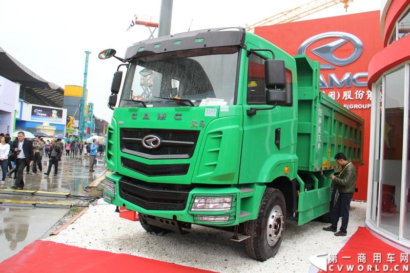 2014年11月25日，2014中国国际工程机械、建材机械、工程车辆及设备博览会（上海宝马展）在上海浦东新国际博览中心开幕，吸引了全球40多个国家的3000余家展商参展，展示数万个最新产品设备。华菱星马携旗下重卡、核心零部件和专用车等全系列产品亮相，并在展台现场召开了新闻发布会。图为搭载汉马CM6D18.345.40发动机的汉马新型自卸车