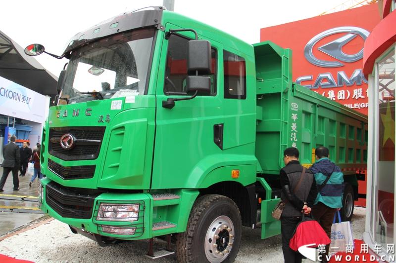 2014年11月25日，2014中国国际工程机械、建材机械、工程车辆及设备博览会（上海宝马展）在上海浦东新国际博览中心开幕，吸引了全球40多个国家的3000余家展商参展，展示数万个最新产品设备。华菱星马携旗下重卡、核心零部件和专用车等全系列产品亮相，并在展台现场召开了新闻发布会。图为搭载汉马CM6D18.345.40发动机的汉马新型自卸车