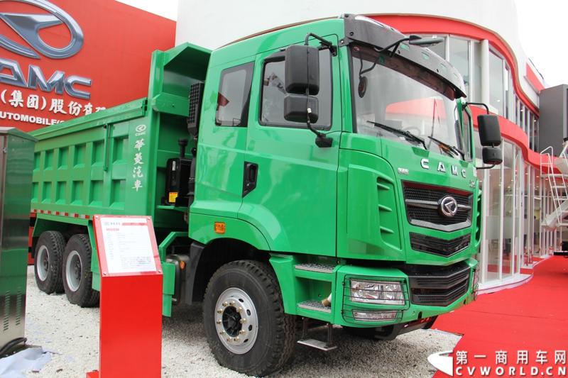 2014年11月25日，2014中国国际工程机械、建材机械、工程车辆及设备博览会（上海宝马展）在上海浦东新国际博览中心开幕，吸引了全球40多个国家的3000余家展商参展，展示数万个最新产品设备。华菱星马携旗下重卡、核心零部件和专用车等全系列产品亮相，并在展台现场召开了新闻发布会。图为搭载汉马CM6D18.345.40发动机的汉马新型自卸车