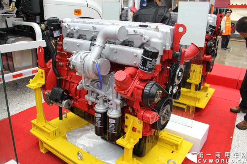2014年11月25日，2014中国国际工程机械、建材机械、工程车辆及设备博览会（上海宝马展）在上海浦东新国际博览中心开幕，吸引了全球40多个国家的3000余家展商参展，展示数万个最新产品设备。华菱星马携旗下重卡、核心零部件和专用车等全系列产品亮相，并在展台现场召开了新闻发布会。图为汉马10L国四重型发动机