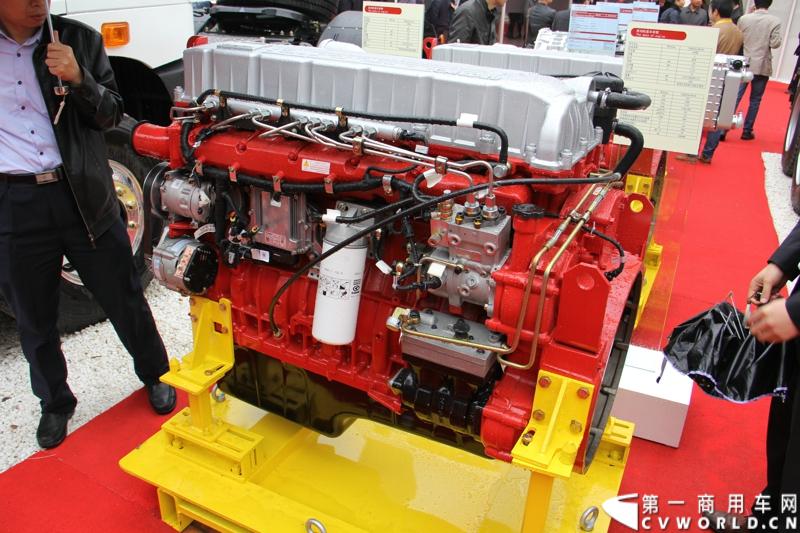 2014年11月25日，2014中国国际工程机械、建材机械、工程车辆及设备博览会（上海宝马展）在上海浦东新国际博览中心开幕，吸引了全球40多个国家的3000余家展商参展，展示数万个最新产品设备。华菱星马携旗下重卡、核心零部件和专用车等全系列产品亮相，并在展台现场召开了新闻发布会。图为汉马12L国四重型发动机 