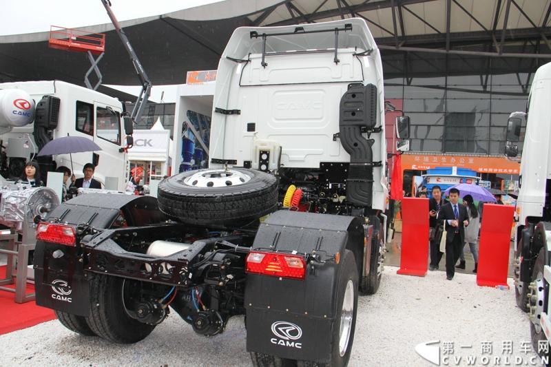 2014年11月25日，2014中国国际工程机械、建材机械、工程车辆及设备博览会（上海宝马展）在上海浦东新国际博览中心开幕，吸引了全球40多个国家的3000余家展商参展，展示数万个最新产品设备。华菱星马携旗下重卡、核心零部件和专用车等全系列产品亮相，并在展台现场召开了新闻发布会。图为汉马牵引车，375马力 