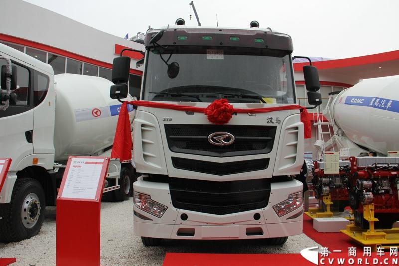 2014年11月25日，2014中国国际工程机械、建材机械、工程车辆及设备博览会（上海宝马展）在上海浦东新国际博览中心开幕，吸引了全球40多个国家的3000余家展商参展，展示数万个最新产品设备。华菱星马携旗下重卡、核心零部件和专用车等全系列产品亮相，并在展台现场召开了新闻发布会。图为汉马牵引车，375马力 