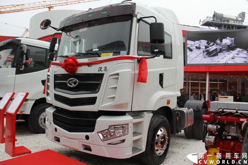 2014年11月25日，2014中国国际工程机械、建材机械、工程车辆及设备博览会（上海宝马展）在上海浦东新国际博览中心开幕，吸引了全球40多个国家的3000余家展商参展，展示数万个最新产品设备。华菱星马携旗下重卡、核心零部件和专用车等全系列产品亮相，并在展台现场召开了新闻发布会。图为汉马牵引车，375马力 