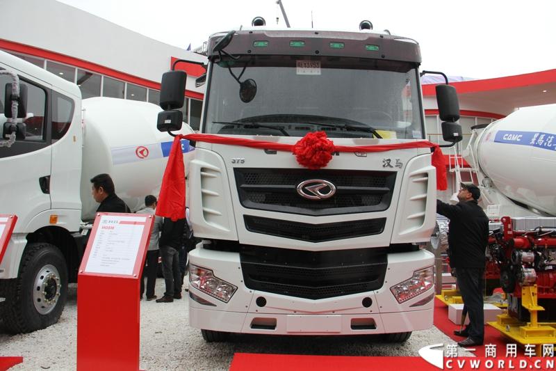 2014年11月25日，2014中国国际工程机械、建材机械、工程车辆及设备博览会（上海宝马展）在上海浦东新国际博览中心开幕，吸引了全球40多个国家的3000余家展商参展，展示数万个最新产品设备。华菱星马携旗下重卡、核心零部件和专用车等全系列产品亮相，并在展台现场召开了新闻发布会。图为汉马牵引车，375马力 