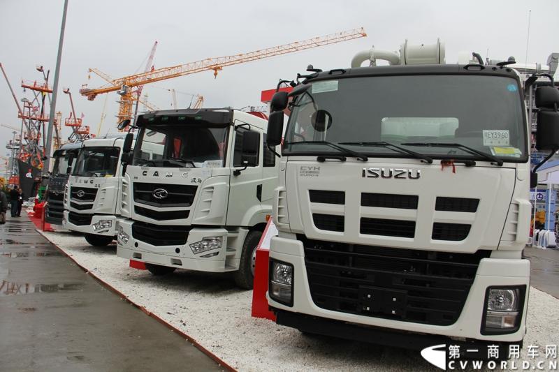 2014年11月25日，2014中国国际工程机械、建材机械、工程车辆及设备博览会（上海宝马展）在上海浦东新国际博览中心开幕，吸引了全球40多个国家的3000余家展商参展，展示数万个最新产品设备。华菱星马携旗下重卡、核心零部件和专用车等全系列产品亮相，并在展台现场召开了新闻发布会。图为汉马新车型改装的搅拌车，345马力