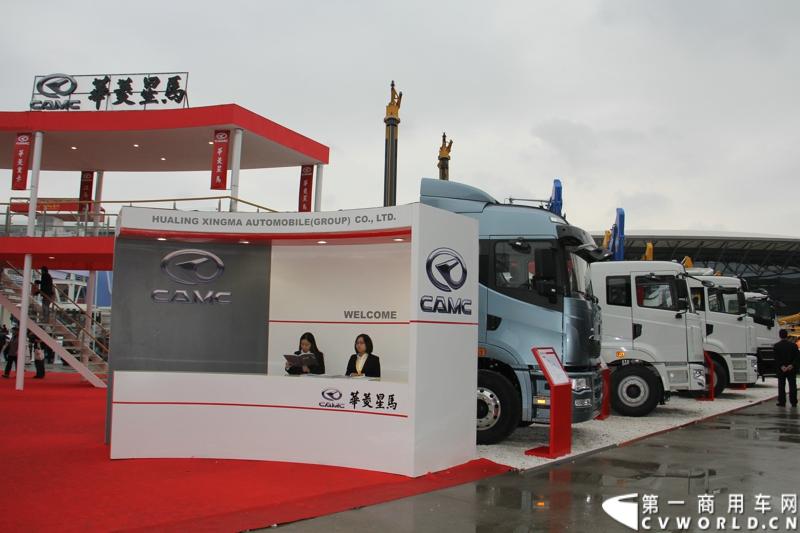 2014年11月25日，2014中国国际工程机械、建材机械、工程车辆及设备博览会（上海宝马展）在上海浦东新国际博览中心开幕，吸引了全球40多个国家的3000余家展商参展，展示数万个最新产品设备。华菱星马携旗下重卡、核心零部件和专用车等全系列产品亮相，并在展台现场召开了新闻发布会。图为汉马新车型改装的搅拌车，345马力