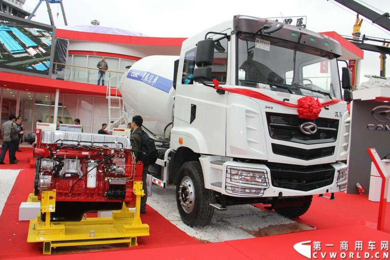 2014年11月25日，2014中国国际工程机械、建材机械、工程车辆及设备博览会（上海宝马展）在上海浦东新国际博览中心开幕，吸引了全球40多个国家的3000余家展商参展，展示数万个最新产品设备。华菱星马携旗下重卡、核心零部件和专用车等全系列产品亮相，并在展台现场召开了新闻发布会。图为汉马重卡与汉马动力