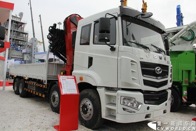 2014年11月25日，2014中国国际工程机械、建材机械、工程车辆及设备博览会（上海宝马展）在上海浦东新国际博览中心开幕，吸引了全球40多个国家的3000余家展商参展，展示数万个最新产品设备。华菱星马携旗下重卡、核心零部件和专用车等全系列产品亮相，并在展台现场召开了新闻发布会。图为华菱汉马H03随车吊，220马力 