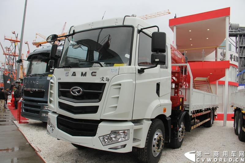 2014年11月25日，2014中国国际工程机械、建材机械、工程车辆及设备博览会（上海宝马展）在上海浦东新国际博览中心开幕，吸引了全球40多个国家的3000余家展商参展，展示数万个最新产品设备。华菱星马携旗下重卡、核心零部件和专用车等全系列产品亮相，并在展台现场召开了新闻发布会。图为华菱汉马H03随车吊，220马力 