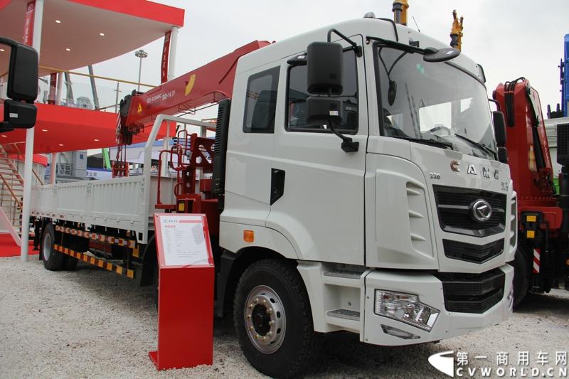 2014年11月25日，2014中国国际工程机械、建材机械、工程车辆及设备博览会（上海宝马展）在上海浦东新国际博览中心开幕，吸引了全球40多个国家的3000余家展商参展，展示数万个最新产品设备。华菱星马携旗下重卡、核心零部件和专用车等全系列产品亮相，并在展台现场召开了新闻发布会。图为华菱汉马H03随车吊，220马力 