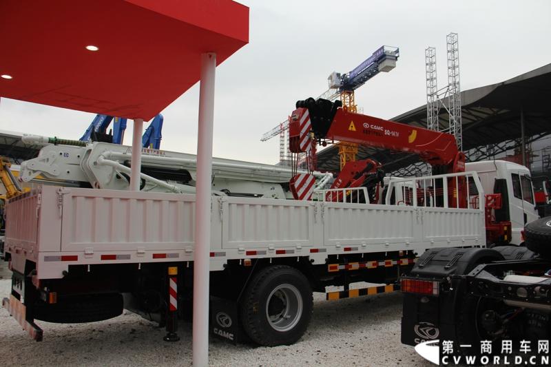 2014年11月25日，2014中国国际工程机械、建材机械、工程车辆及设备博览会（上海宝马展）在上海浦东新国际博览中心开幕，吸引了全球40多个国家的3000余家展商参展，展示数万个最新产品设备。华菱星马携旗下重卡、核心零部件和专用车等全系列产品亮相，并在展台现场召开了新闻发布会。图为华菱汉马H03随车吊，220马力 