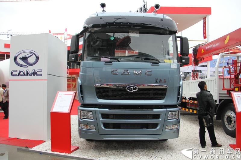 2014年11月25日，2014中国国际工程机械、建材机械、工程车辆及设备博览会（上海宝马展）在上海浦东新国际博览中心开幕，吸引了全球40多个国家的3000余家展商参展，展示数万个最新产品设备。华菱星马携旗下重卡、核心零部件和专用车等全系列产品亮相，并在展台现场召开了新闻发布会。图为华菱星凯马高端牵引车，460马力 