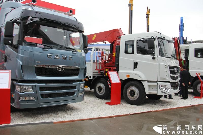 2014年11月25日，2014中国国际工程机械、建材机械、工程车辆及设备博览会（上海宝马展）在上海浦东新国际博览中心开幕，吸引了全球40多个国家的3000余家展商参展，展示数万个最新产品设备。华菱星马携旗下重卡、核心零部件和专用车等全系列产品亮相，并在展台现场召开了新闻发布会。图为华菱星凯马高端牵引车，460马力 