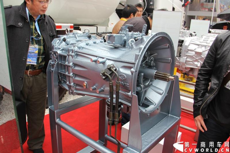 2014年11月25日，2014中国国际工程机械、建材机械、工程车辆及设备博览会（上海宝马展）在上海浦东新国际博览中心开幕，吸引了全球40多个国家的3000余家展商参展，展示数万个最新产品设备。华菱星马携旗下重卡、核心零部件和专用车等全系列产品亮相，并在展台现场召开了新闻发布会。图为华菱自主研发的变速箱产品 