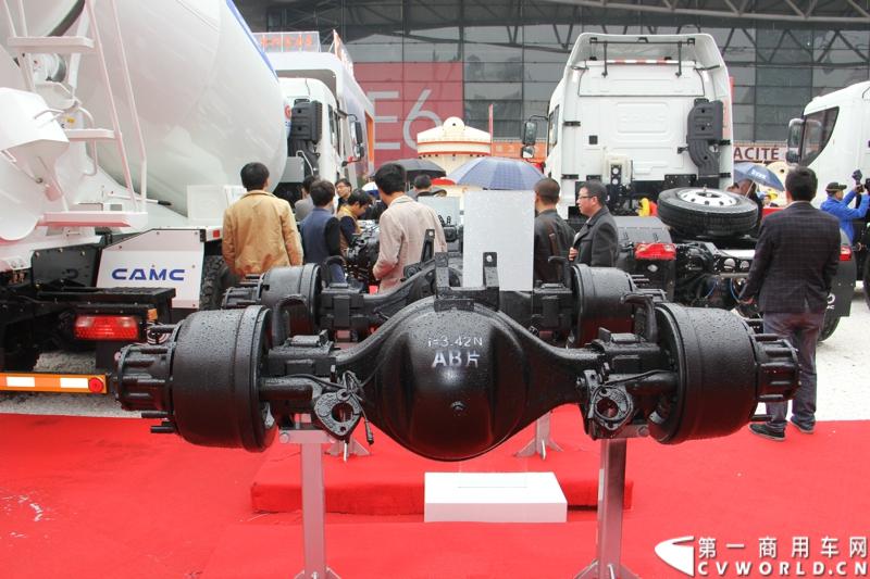 2014年11月25日，2014中国国际工程机械、建材机械、工程车辆及设备博览会（上海宝马展）在上海浦东新国际博览中心开幕，吸引了全球40多个国家的3000余家展商参展，展示数万个最新产品设备。华菱星马携旗下重卡、核心零部件和专用车等全系列产品亮相，并在展台现场召开了新闻发布会。图为华菱自主研发的车桥产品 
