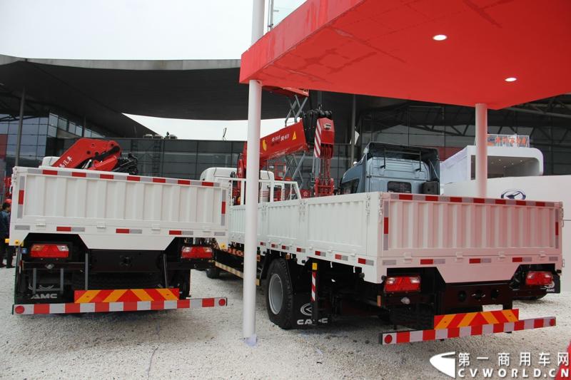 2014年11月25日，2014中国国际工程机械、建材机械、工程车辆及设备博览会（上海宝马展）在上海浦东新国际博览中心开幕，吸引了全球40多个国家的3000余家展商参展，展示数万个最新产品设备。华菱星马携旗下重卡、核心零部件和专用车等全系列产品亮相，并在展台现场召开了新闻发布会。图为华菱星马随车吊产品 