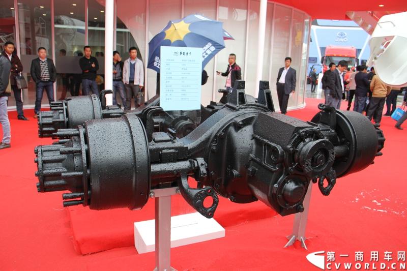 2014年11月25日，2014中国国际工程机械、建材机械、工程车辆及设备博览会（上海宝马展）在上海浦东新国际博览中心开幕，吸引了全球40多个国家的3000余家展商参展，展示数万个最新产品设备。华菱星马携旗下重卡、核心零部件和专用车等全系列产品亮相，并在展台现场召开了新闻发布会。图为华菱自主研发的车桥产品 