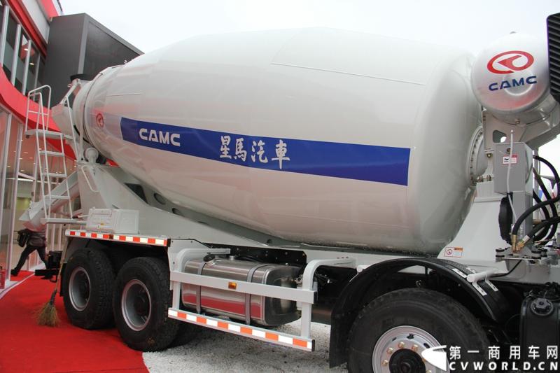 2014年11月25日，2014中国国际工程机械、建材机械、工程车辆及设备博览会（上海宝马展）在上海浦东新国际博览中心开幕，吸引了全球40多个国家的3000余家展商参展，展示数万个最新产品设备。华菱星马携旗下重卡、核心零部件和专用车等全系列产品亮相，并在展台现场召开了新闻发布会。图为星凯马底盘改装的搅拌车，380马力 