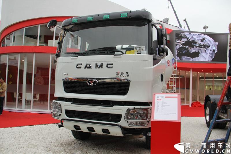 2014年11月25日，2014中国国际工程机械、建材机械、工程车辆及设备博览会（上海宝马展）在上海浦东新国际博览中心开幕，吸引了全球40多个国家的3000余家展商参展，展示数万个最新产品设备。华菱星马携旗下重卡、核心零部件和专用车等全系列产品亮相，并在展台现场召开了新闻发布会。图为星凯马底盘改装的搅拌车，380马力 