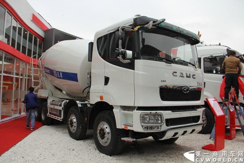 2014年11月25日，2014中国国际工程机械、建材机械、工程车辆及设备博览会（上海宝马展）在上海浦东新国际博览中心开幕，吸引了全球40多个国家的3000余家展商参展，展示数万个最新产品设备。华菱星马携旗下重卡、核心零部件和专用车等全系列产品亮相，并在展台现场召开了新闻发布会。图为星凯马底盘改装的搅拌车，380马力 