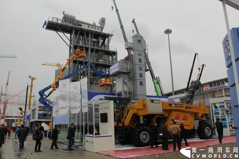 2014年11月25日，2014中国国际工程机械、建材机械、工程车辆及设备博览会（上海宝马展）在上海浦东新国际博览中心隆重开幕。图为