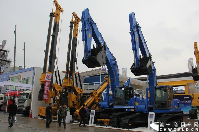 2014年11月25日，2014中国国际工程机械、建材机械、工程车辆及设备博览会（上海宝马展）在上海浦东新国际博览中心隆重开幕。图为宝马展上展出的挖掘机