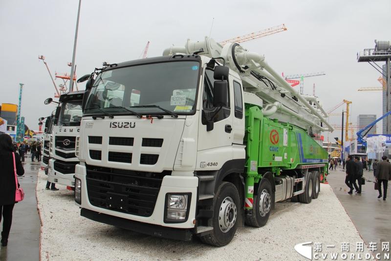 2014年11月25日，2014中国国际工程机械、建材机械、工程车辆及设备博览会（上海宝马展）在上海浦东新国际博览中心隆重开幕。图为采用五十铃CYH4340底盘改装的星马泵车 