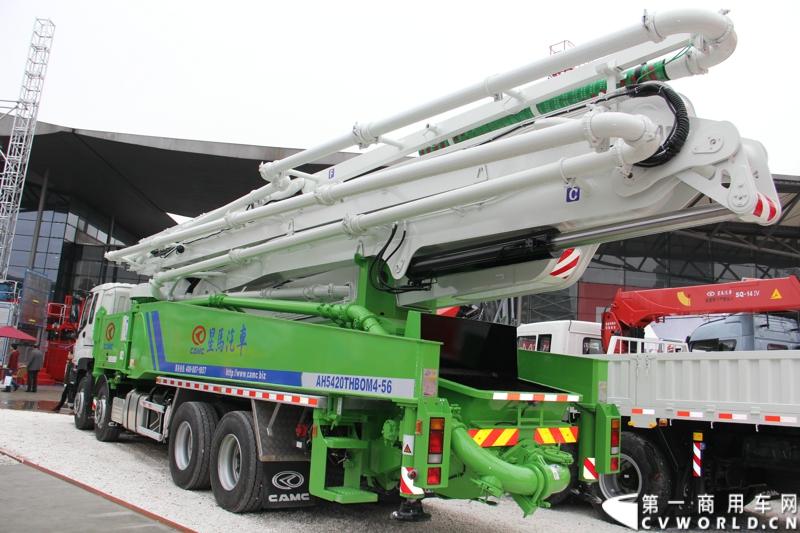 2014年11月25日，2014中国国际工程机械、建材机械、工程车辆及设备博览会（上海宝马展）在上海浦东新国际博览中心隆重开幕。图为采用五十铃CYH4340底盘改装的星马泵车 