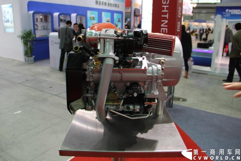 2014年11月25日，2014中国国际工程机械、建材机械、工程车辆及设备博览会（上海宝马展）在上海浦东新国际博览中心隆重开幕。图为常州斯太尔动力两缸柴油发动机