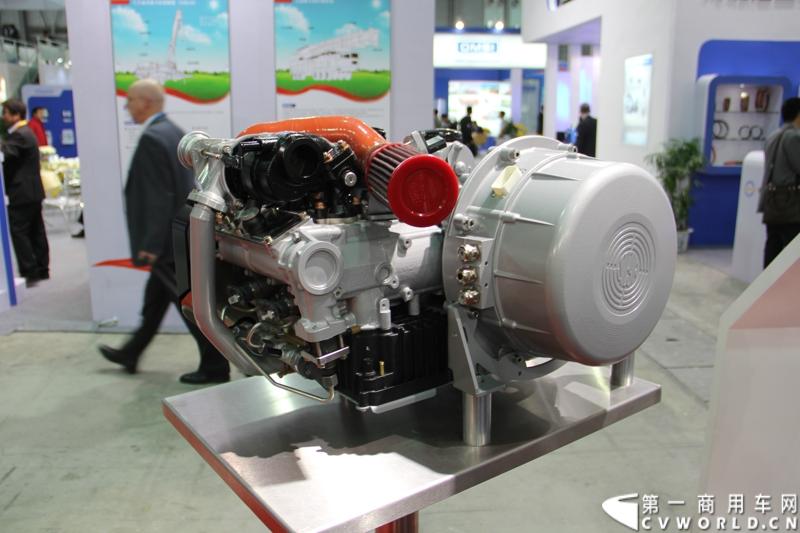 2014年11月25日，2014中国国际工程机械、建材机械、工程车辆及设备博览会（上海宝马展）在上海浦东新国际博览中心隆重开幕。图为常州斯太尔动力两缸柴油发动机