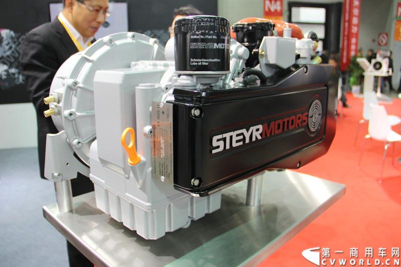 2014年11月25日，2014中国国际工程机械、建材机械、工程车辆及设备博览会（上海宝马展）在上海浦东新国际博览中心隆重开幕。图为常州斯太尔动力两缸柴油发动机