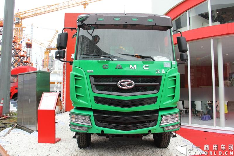 2014年11月25日，2014中国国际工程机械、建材机械、工程车辆及设备博览会（上海宝马展）在上海浦东新国际博览中心隆重开幕。图为搭载汉马CM6D18.345.40发动机的汉马新型自卸车
