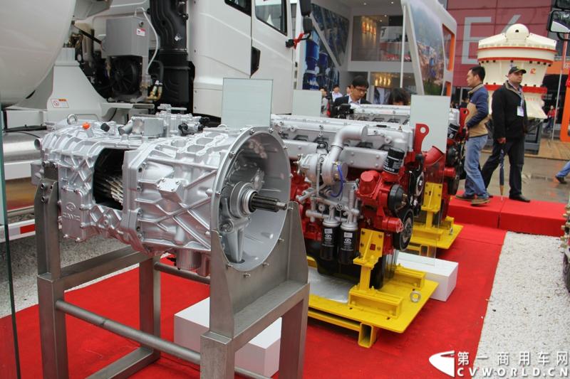 2014年11月25日，2014中国国际工程机械、建材机械、工程车辆及设备博览会（上海宝马展）在上海浦东新国际博览中心隆重开幕。图为汉马动力与华菱变速箱