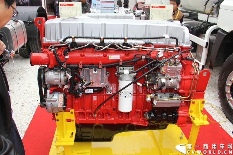 2014年11月25日，2014中国国际工程机械、建材机械、工程车辆及设备博览会（上海宝马展）在上海浦东新国际博览中心隆重开幕。图为汉马12L国四重型发动机