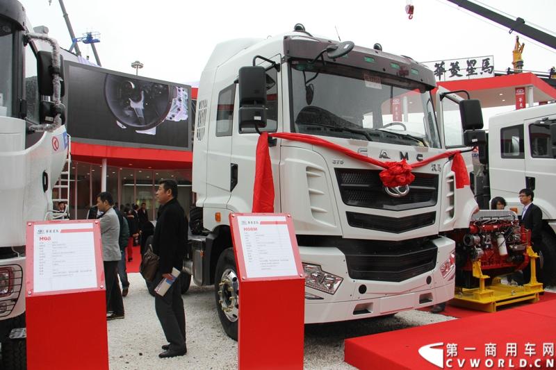 2014年11月25日，2014中国国际工程机械、建材机械、工程车辆及设备博览会（上海宝马展）在上海浦东新国际博览中心隆重开幕。图为汉马牵引车，375马力 