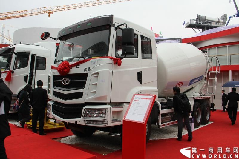 2014年11月25日，2014中国国际工程机械、建材机械、工程车辆及设备博览会（上海宝马展）在上海浦东新国际博览中心隆重开幕。图为汉马新车型改装的搅拌车，345马力 