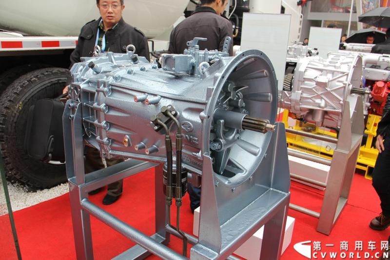2014年11月25日，2014中国国际工程机械、建材机械、工程车辆及设备博览会（上海宝马展）在上海浦东新国际博览中心隆重开幕。图为华菱自主研发的变速箱产品 