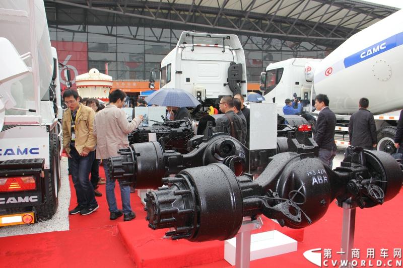 2014年11月25日，2014中国国际工程机械、建材机械、工程车辆及设备博览会（上海宝马展）在上海浦东新国际博览中心隆重开幕。图为华菱自主研发的车桥产品 