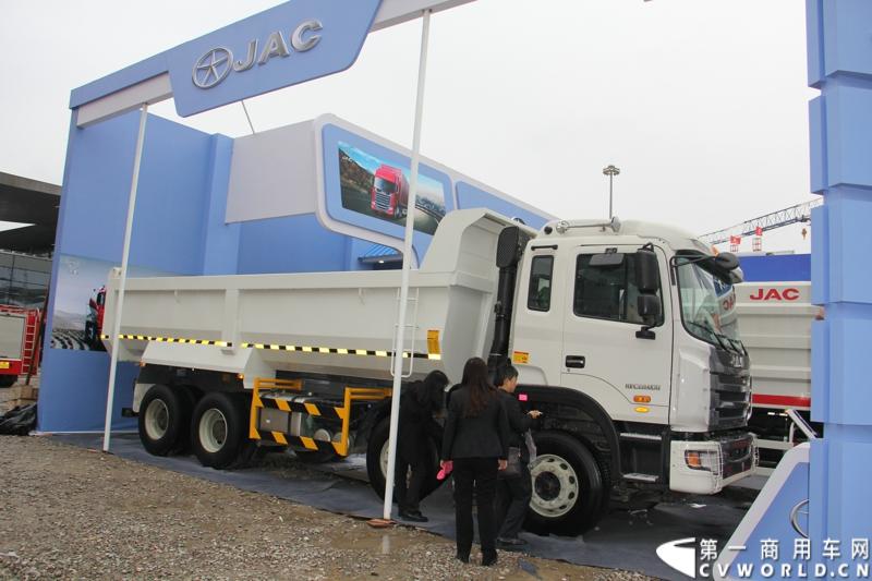 2014年11月25日，2014中国国际工程机械、建材机械、工程车辆及设备博览会（上海宝马展）在上海浦东新国际博览中心隆重开幕。图为江淮HFC3314KR1自卸车