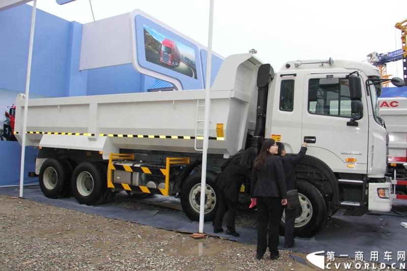 2014年11月25日，2014中国国际工程机械、建材机械、工程车辆及设备博览会（上海宝马展）在上海浦东新国际博览中心隆重开幕。图为江淮HFC3314KR1自卸车