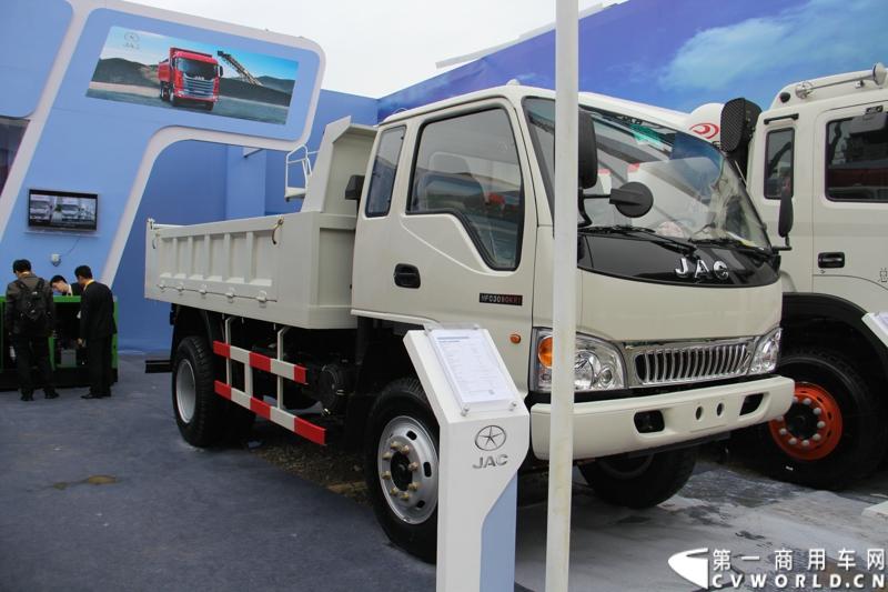 2014年11月25日，2014中国国际工程机械、建材机械、工程车辆及设备博览会（上海宝马展）在上海浦东新国际博览中心隆重开幕。图为江淮HFC3090K轻型自卸车 