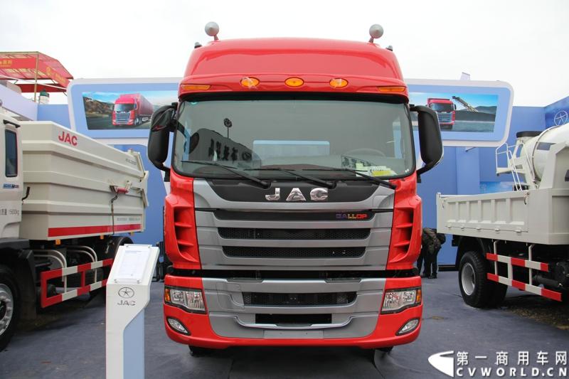 2014年11月25日，2014中国国际工程机械、建材机械、工程车辆及设备博览会（上海宝马展）在上海浦东新国际博览中心隆重开幕。图为江淮HFC4250K3R1F牵引车 