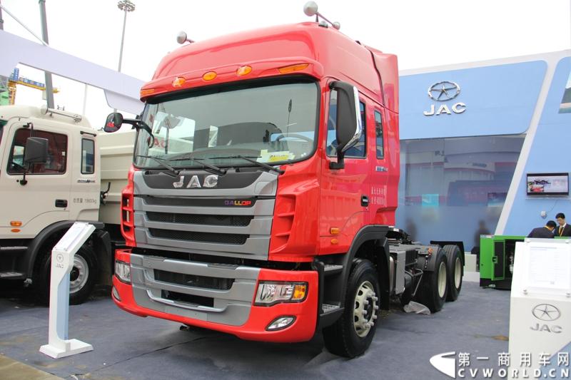 2014年11月25日，2014中国国际工程机械、建材机械、工程车辆及设备博览会（上海宝马展）在上海浦东新国际博览中心隆重开幕。图为江淮HFC4250K3R1F牵引车 