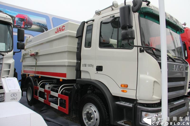 2014年11月25日，2014中国国际工程机械、建材机械、工程车辆及设备博览会（上海宝马展）在上海浦东新国际博览中心隆重开幕。图为江淮HFC5160ZLJZ 