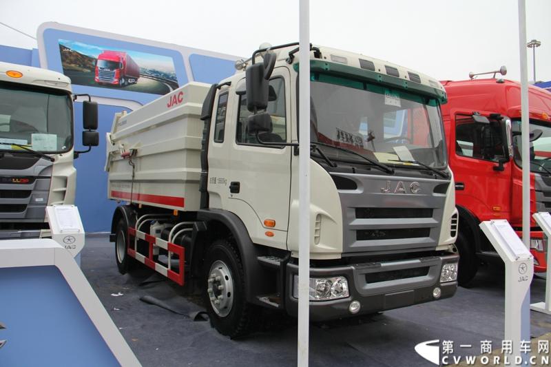 2014年11月25日，2014中国国际工程机械、建材机械、工程车辆及设备博览会（上海宝马展）在上海浦东新国际博览中心隆重开幕。图为江淮HFC5160ZLJZ 